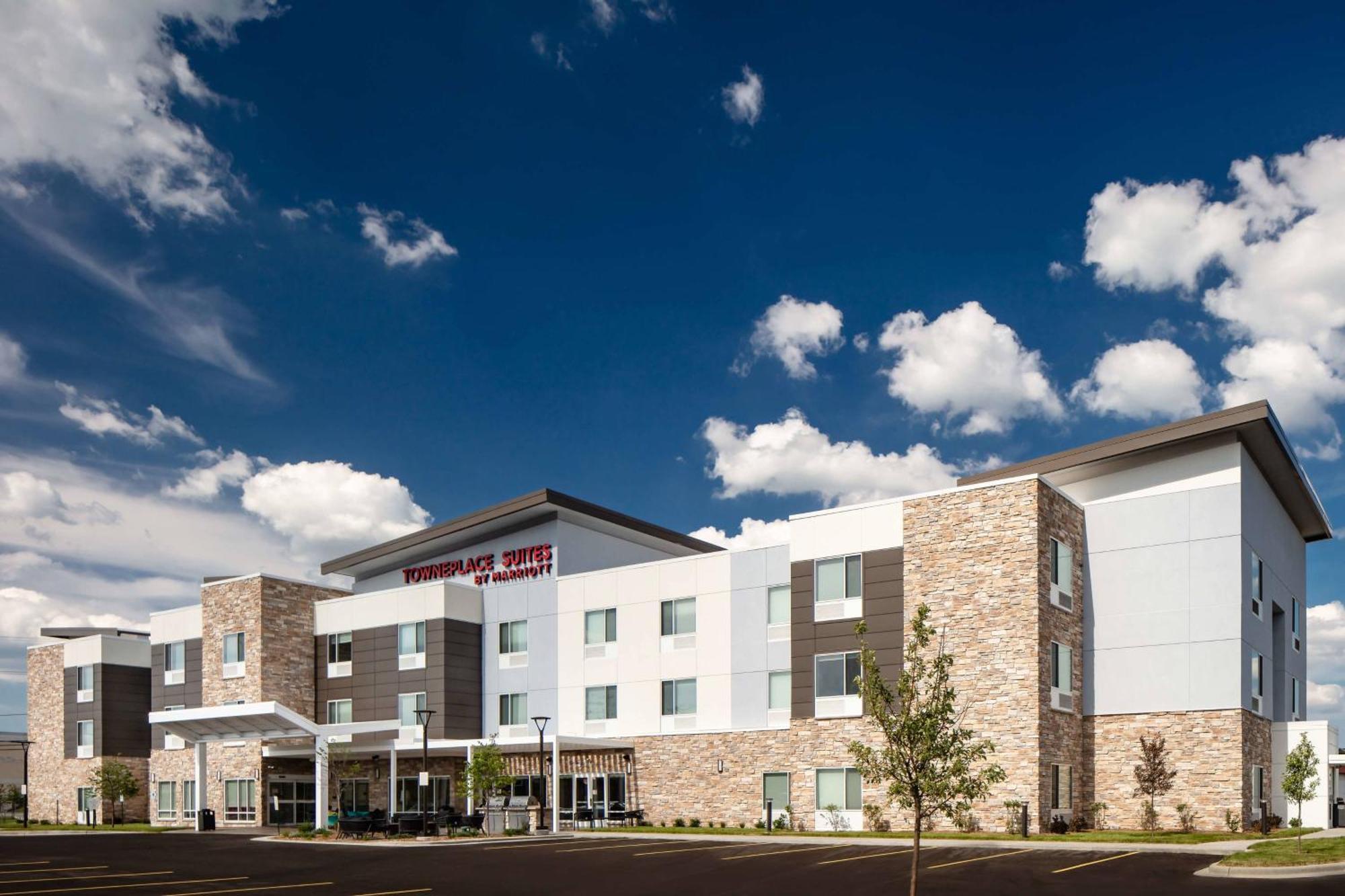 Towneplace Suites By Marriott Milwaukee West Bend Exterior foto